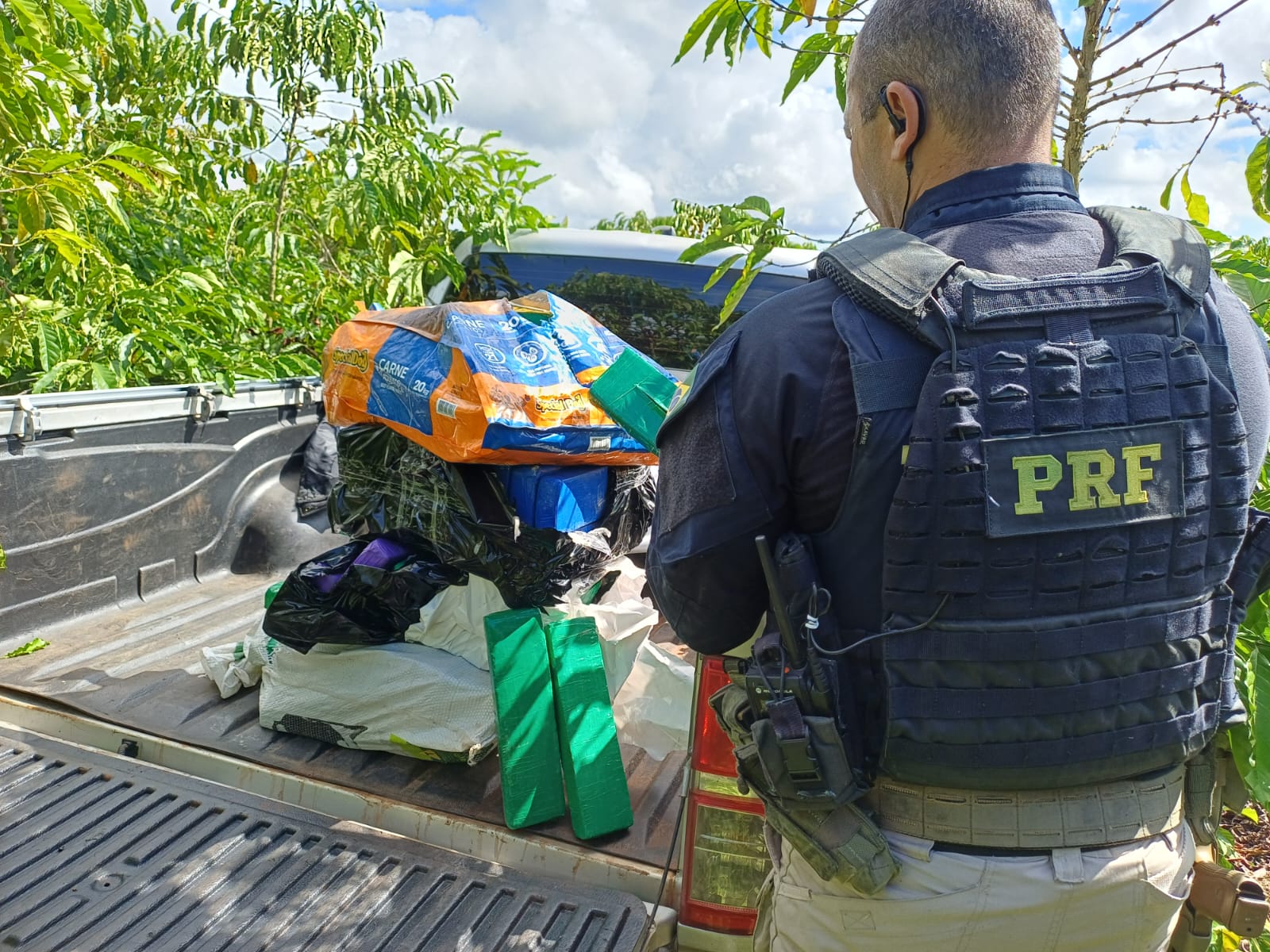 Homem pula de caminhonete com drogas para fugir da PRF