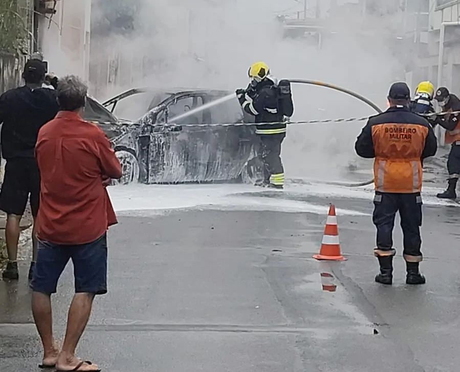 Carro pega fogo e assusta moradores de Guarapari