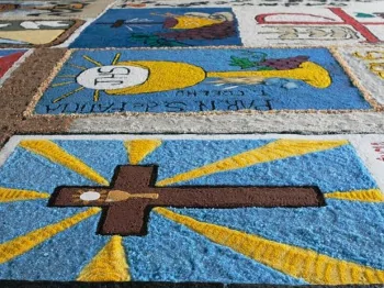 Tapetes gigantes até no calçadão da praia: Corpus Christi no ES além da cidade de Castelo Tapetes gigantes até no calçadão da praia: Corpus Christi no ES além da cidade de Castelo