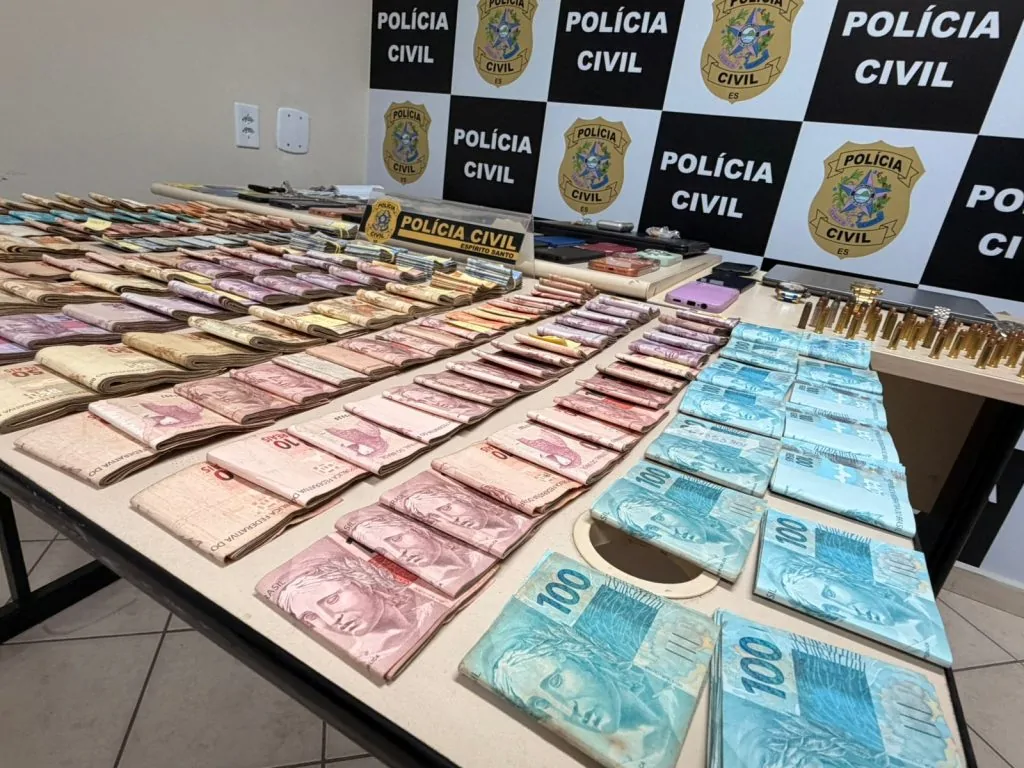 B20: R$ 62 mil, drogas, armas e suspeitos ligados ao PCV B20: R$ 62 mil, drogas, armas e suspeitos ligados ao PCV