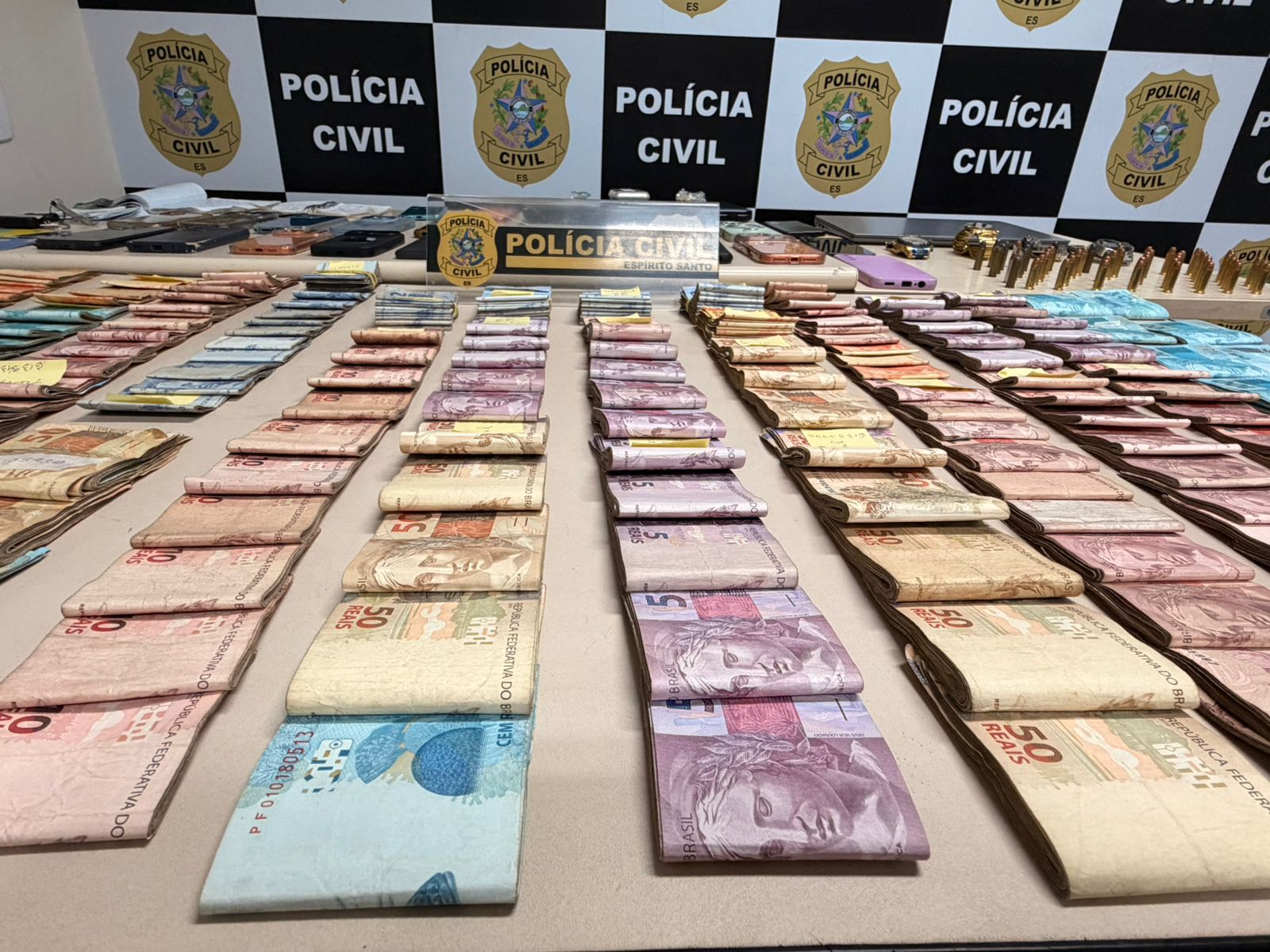 B20: R$ 62 mil, drogas, armas e suspeitos ligados ao PCV