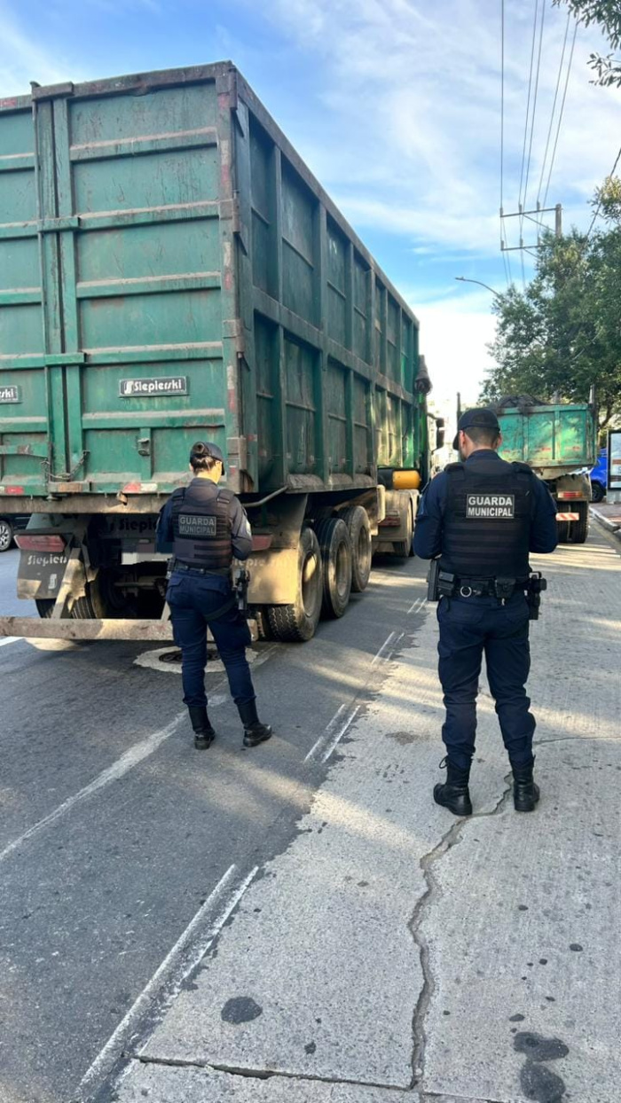Guarda de Vitória flagra 26 irregularidades em caminhões durante operação