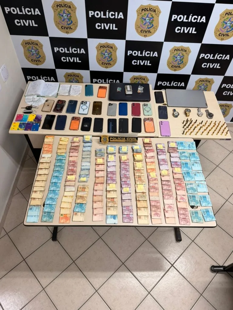 B20: R$ 62 mil, drogas, armas e suspeitos ligados ao PCV B20: R$ 62 mil, drogas, armas e suspeitos ligados ao PCV