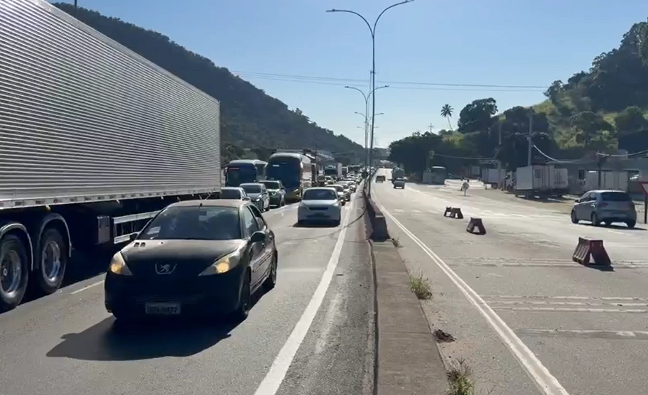 Feriadão tem movimento intenso nas estradas do ES e congestionamento chega a 4 km
