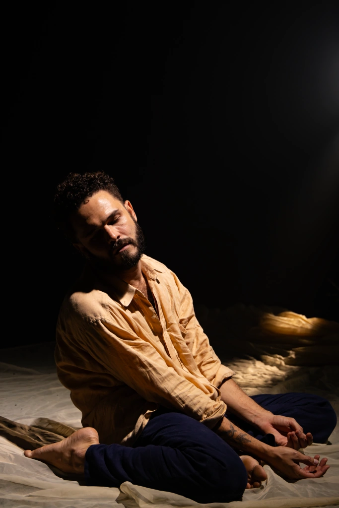 “Suspender o Céu”: espetáculo questiona ansiedade e produtivismo por meio da dança e artes visuais