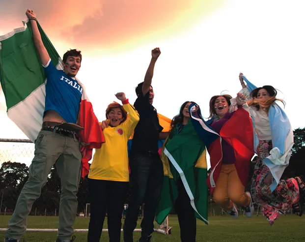 A Copa do Mundo, o Evangelho e a celebração que não vai ter fim - Torcedores de diferentes países celebrando juntos