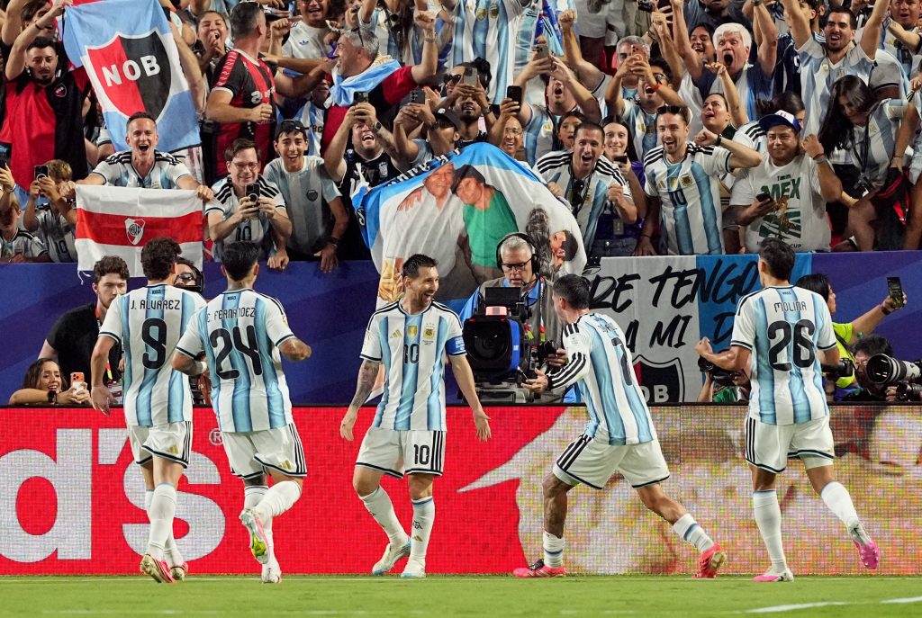 Messi faz três na estreia da Argentina e empata com Klose como maior artilheiro das Copas