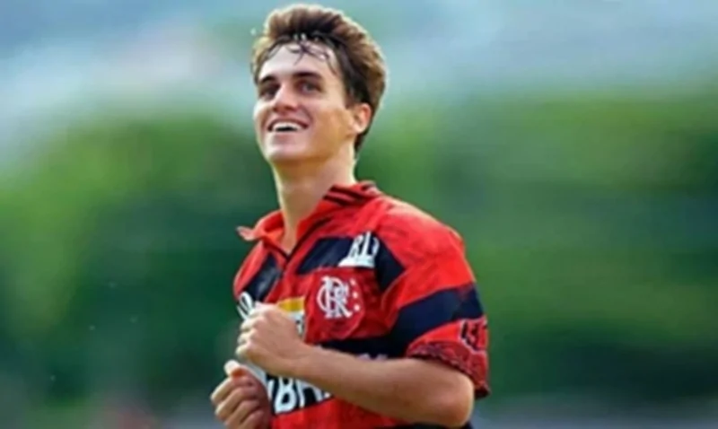Sávio com a camisa do Flamengo