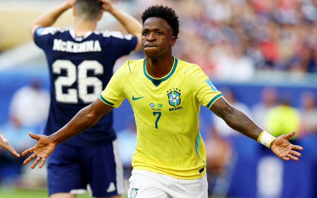 Brasil castiga Escócia e passa em premeiro na chave