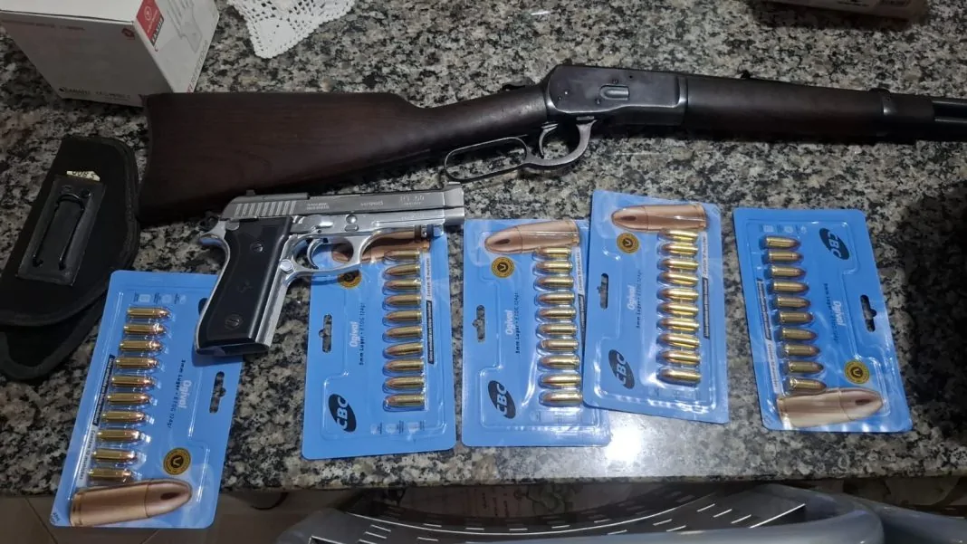 Arma e munições encontradas em um dos domicílios vistoriados na operação da polícia