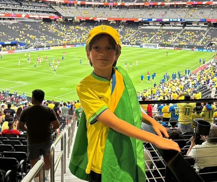 Capixaba realiza sonho e leva filho para torcer pelo Brasil