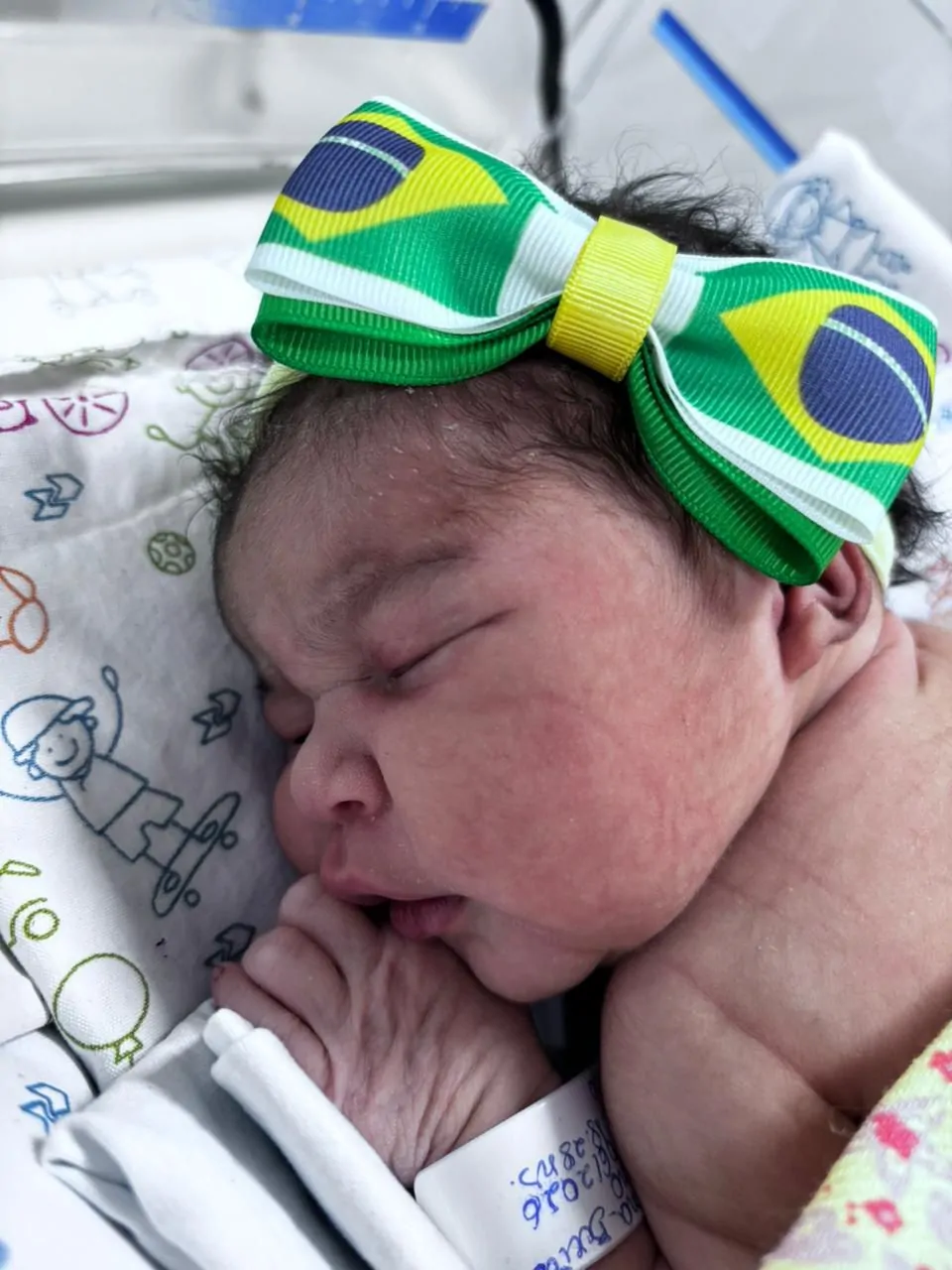 Maternidade entra no clima da Copa e recém-nascidos ganham adereços da Seleção