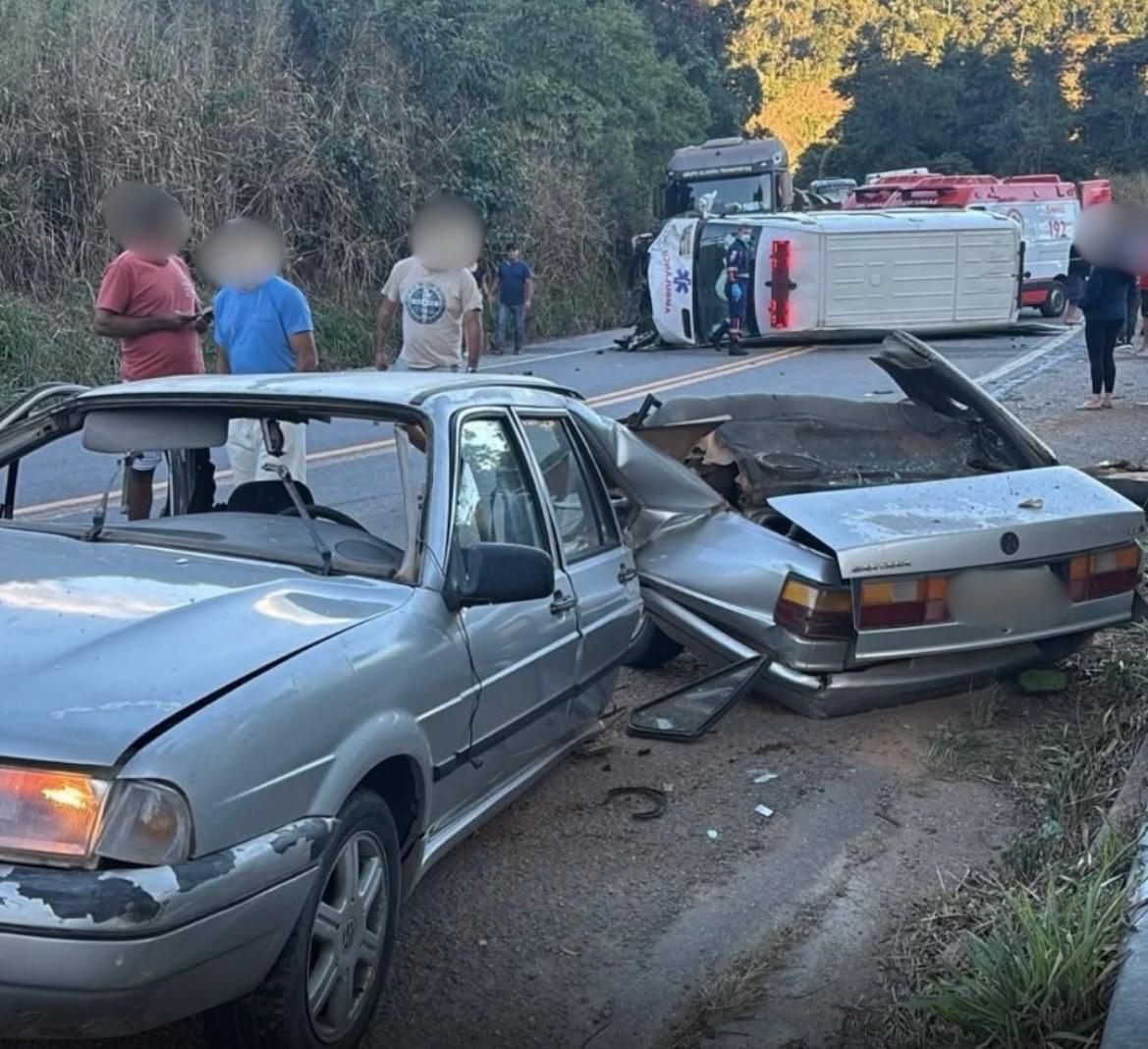 Bebê de 11 meses morre após grave acidente entre ambulância e carro na BR-262