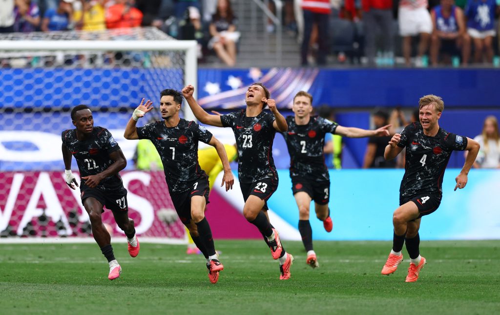 Eustáquio marca no fim e leva Canadá às oitavas da Copa do Mundo pela 1ª vez