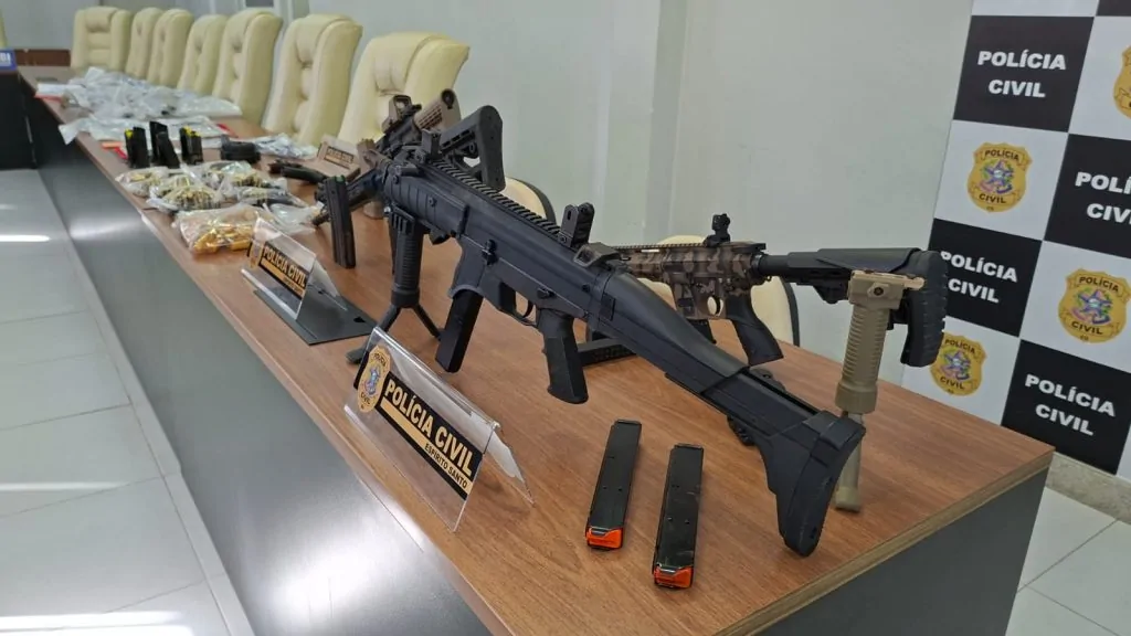 Arsenal com armas de alta letalidade é apreendido na Grande Vitória; fuzil era anunciado por R$ 50 mil Arsenal com armas de alta letalidade é apreendido na Grande Vitória; fuzil era anunciado por R$ 50 mil