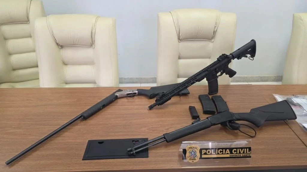 Arsenal com armas de alta letalidade é apreendido na Grande Vitória; fuzil era anunciado por R$ 50 mil Arsenal com armas de alta letalidade é apreendido na Grande Vitória; fuzil era anunciado por R$ 50 mil
