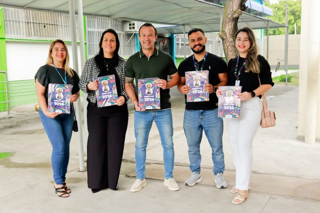 Câmara da Serra distribui álbuns de figurinhas com a história do município