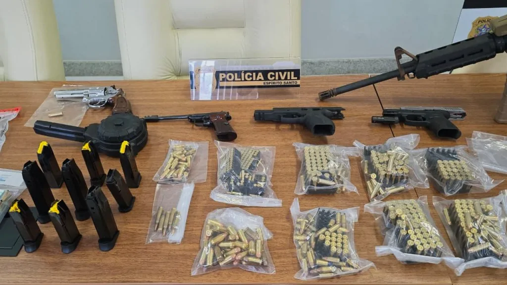 Arsenal com armas de alta letalidade é apreendido na Grande Vitória; fuzil era anunciado por R$ 50 mil Arsenal com armas de alta letalidade é apreendido na Grande Vitória; fuzil era anunciado por R$ 50 mil