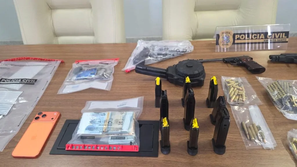 Arsenal com armas de alta letalidade é apreendido na Grande Vitória; fuzil era anunciado por R$ 50 mil Arsenal com armas de alta letalidade é apreendido na Grande Vitória; fuzil era anunciado por R$ 50 mil