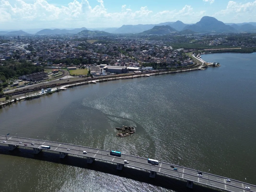 Vista aérea da segunda ponte e da baía de Vitória