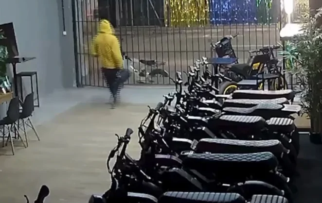 Criminosos invadem loja, levam 12 bicicletas elétricas e causam prejuízo de R$ 100 mil