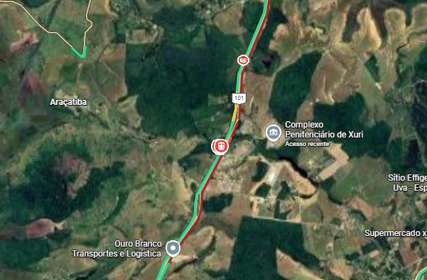 Carreta fica atravessada na pista após acidente e interdita BR-101 no ES