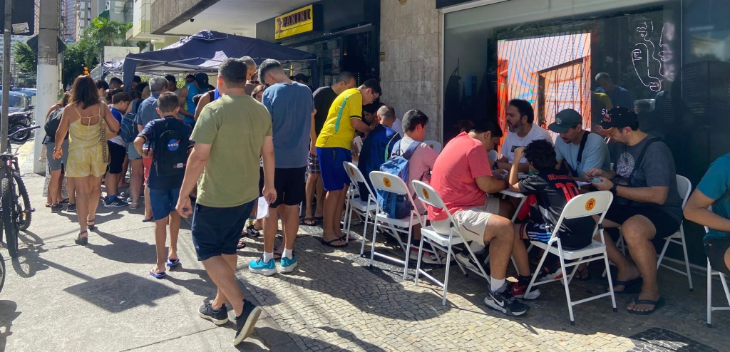 Álbum da Copa: troca de figurinhas vira febre em pontos do ES