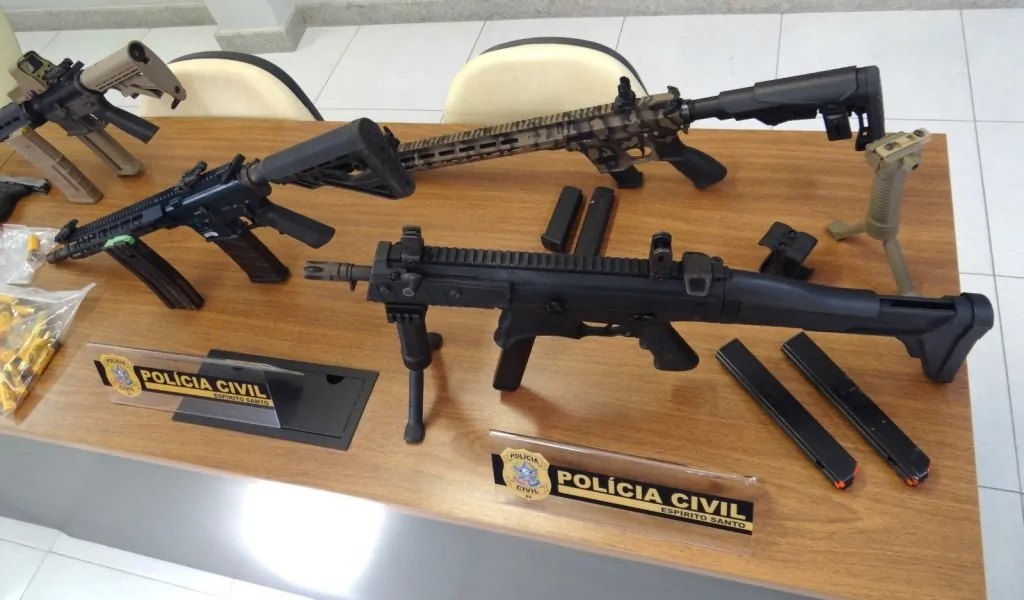 Arsenal com armas de alta letalidade é apreendido na Grande Vitória; fuzil era anunciado por R$ 50 mil Arsenal com armas de alta letalidade é apreendido na Grande Vitória; fuzil era anunciado por R$ 50 mil