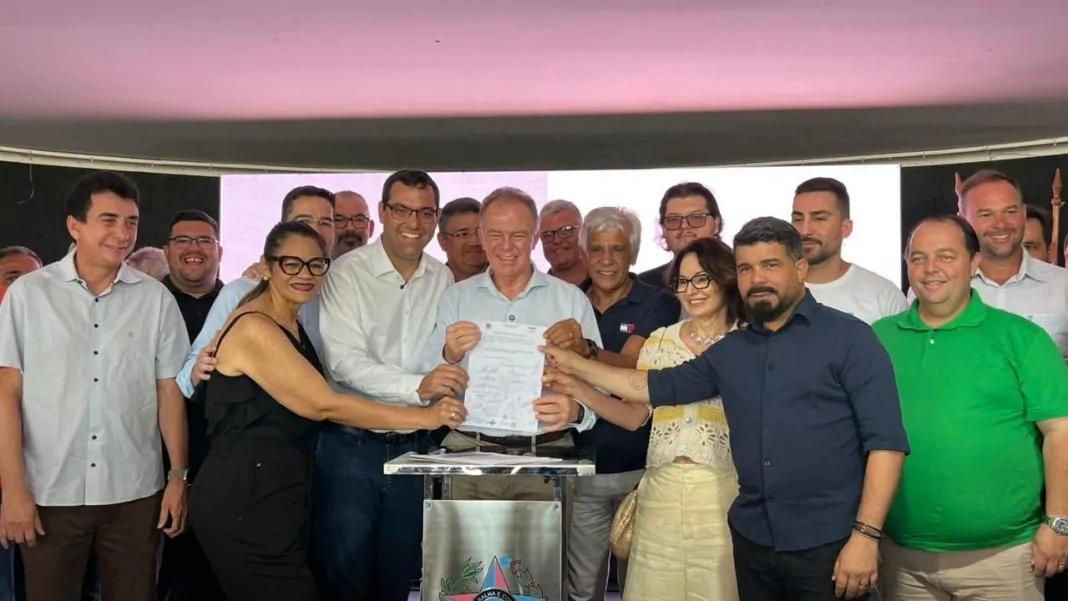 Renato Casagrande no centro entre prefeitos e deputados