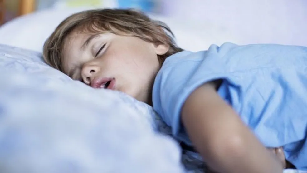 crianca-dormindo-boca-aberta-ronco-infantil.jpg