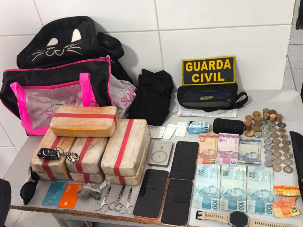 Casal é flagrado com mais de 7 kg de crack após sair de Vitória para Linhares Casal é flagrado com mais de 7 kg de crack após sair de Vitória para Linhares