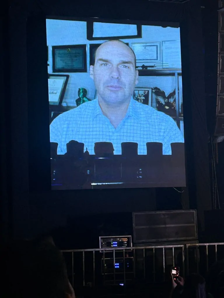 Do exílio aos telões: Eduardo Bolsonaro convoca capixabas e diz que volta ao Brasil em 2027 para abraçar o pai