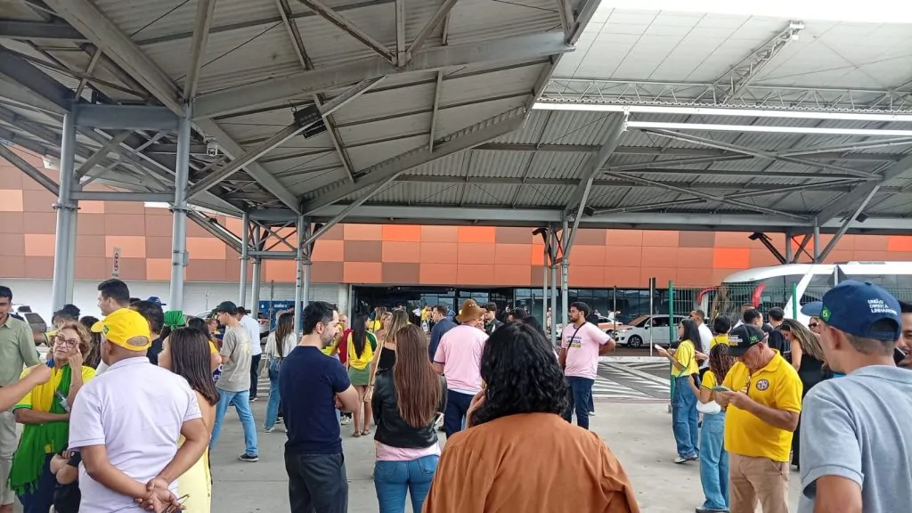 Encontro da Direita reúne multidão em torno de Flávio Bolsonaro e Magno Malta, em Vitória Encontro da Direita reúne multidão em torno de Flávio Bolsonaro e Magno Malta neste sábado (18)