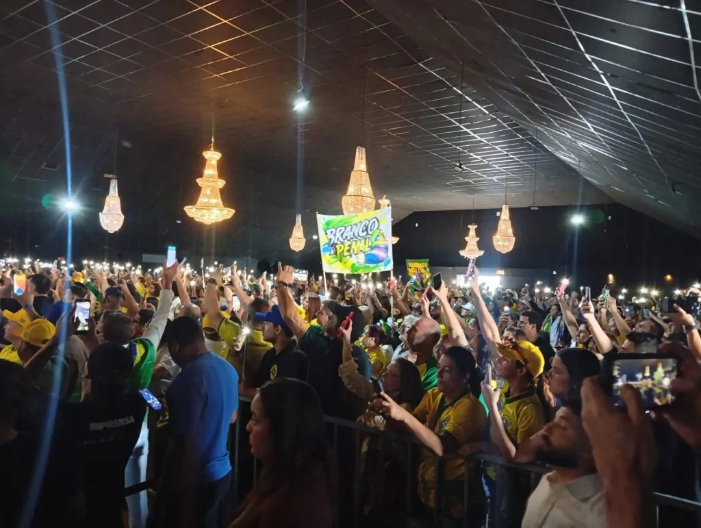 Do exílio aos telões: Eduardo Bolsonaro convoca capixabas e diz que volta ao Brasil em 2027 para abraçar o pai Do exílio aos telões: Eduardo Bolsonaro convoca capixabas e diz que volta ao Brasil em 2027 para abraçar o pai