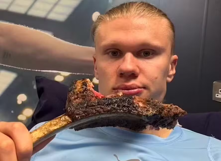 Erling Haaland comendo