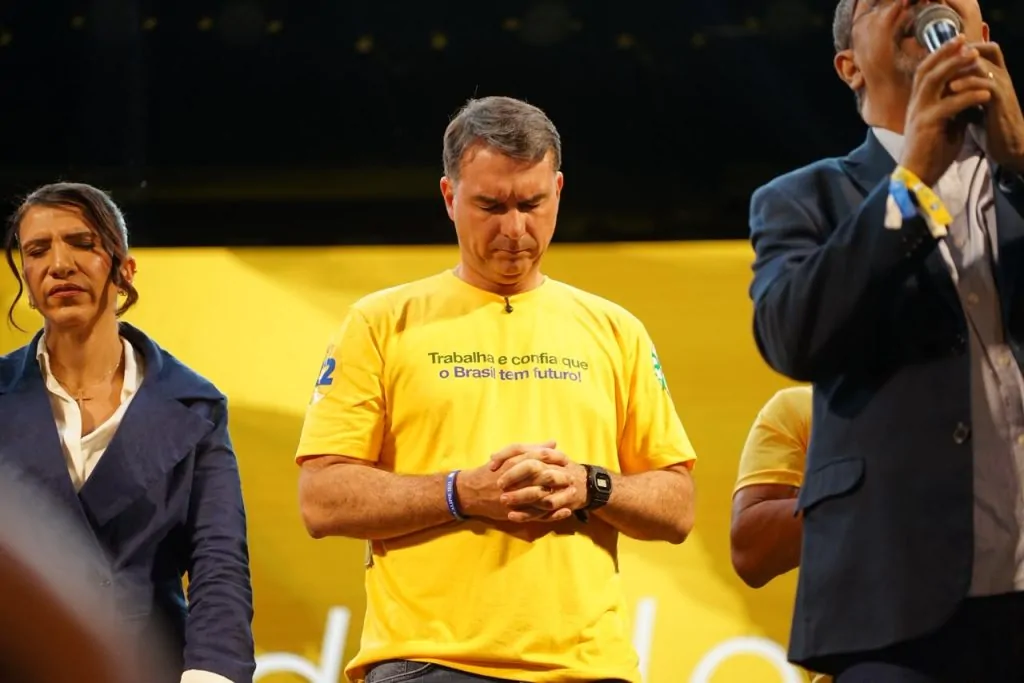 Flávio Bolsonaro declara apoio a Pazolini para o Governo do ES e promete “Bolsonaro subindo a rampa” em 2027 Flávio Bolsonaro declara apoio a Pazolini para o Governo do ES e promete “Bolsonaro subindo a rampa” em 2027