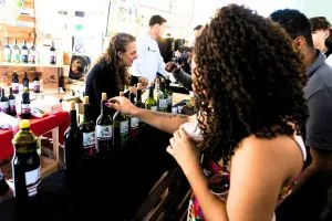 Festa do Vinho e da Uva em Santa Teresa reúne pisa da uva, shows e gastronomia no Parque de Exposições Festa do Vinho e da Uva em Santa Teresa reúne pisa da uva, shows e gastronomia no Parque de Exposições