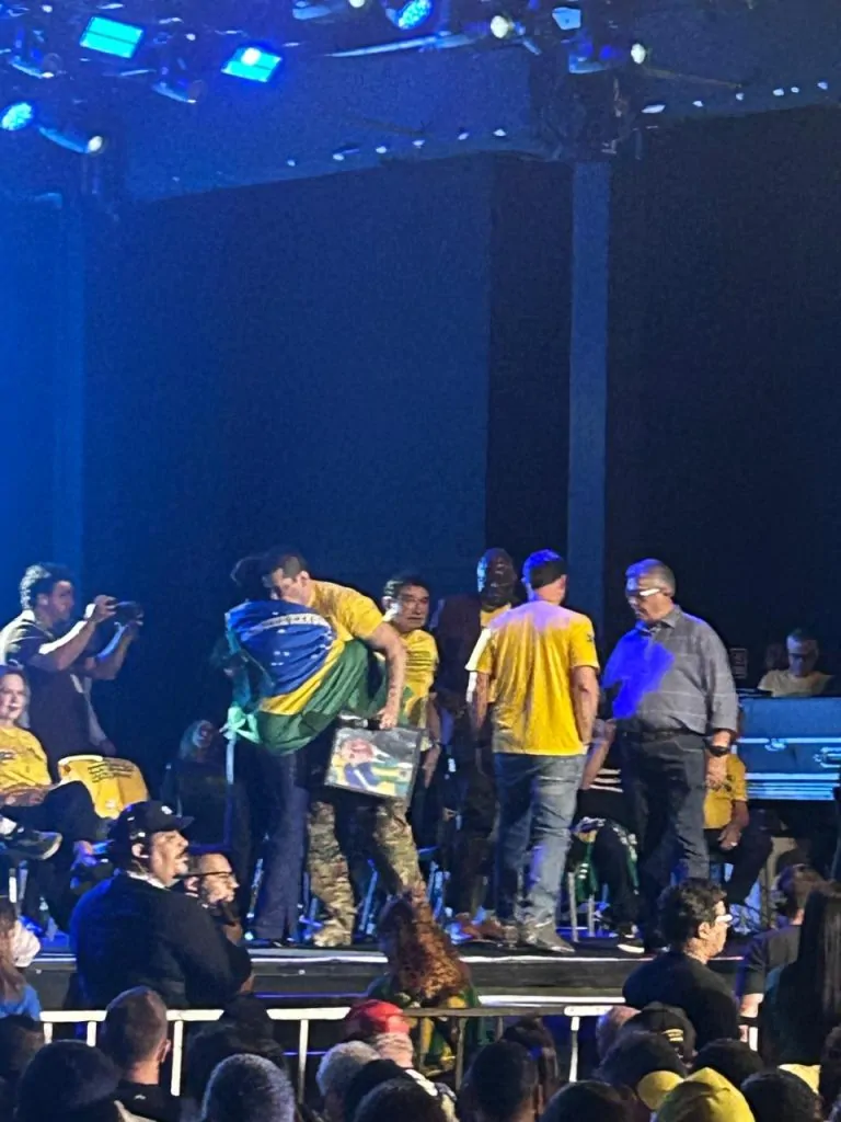Gilvan da Federal entrega bandeira do Brasil a Maguinha em gesto simbólico durante encontro do PL Gilvan da Federal entrega bandeira do Brasil a Maguinha em gesto simbólico durante encontro do PL