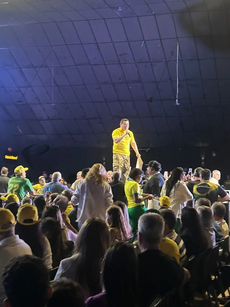 Gilvan da Federal entrega bandeira do Brasil a Maguinha em gesto simbólico durante encontro do PL Gilvan da Federal entrega bandeira do Brasil a Maguinha em gesto simbólico durante encontro do PL