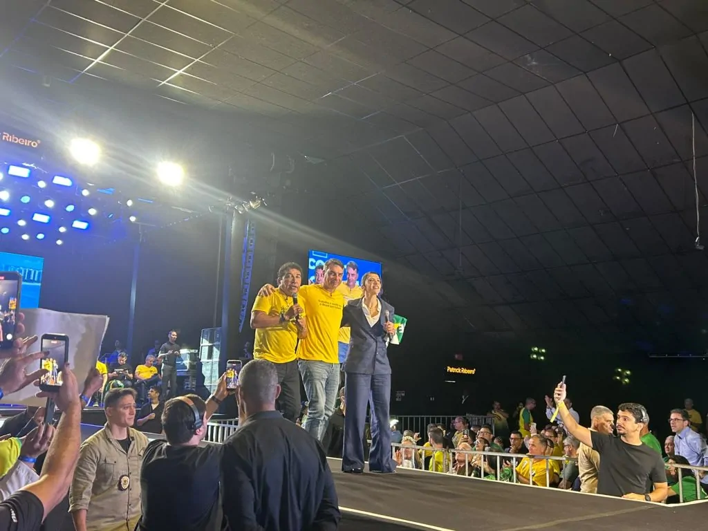 Magno Malta faz "pregação" e dispara: “a primeira eleição é o Senado; precisamos de 45 pitbulls” Magno Malta faz discurso em tom de pregação e dispara: “a primeira eleição é o Senado; precisamos de 45 pitbulls”