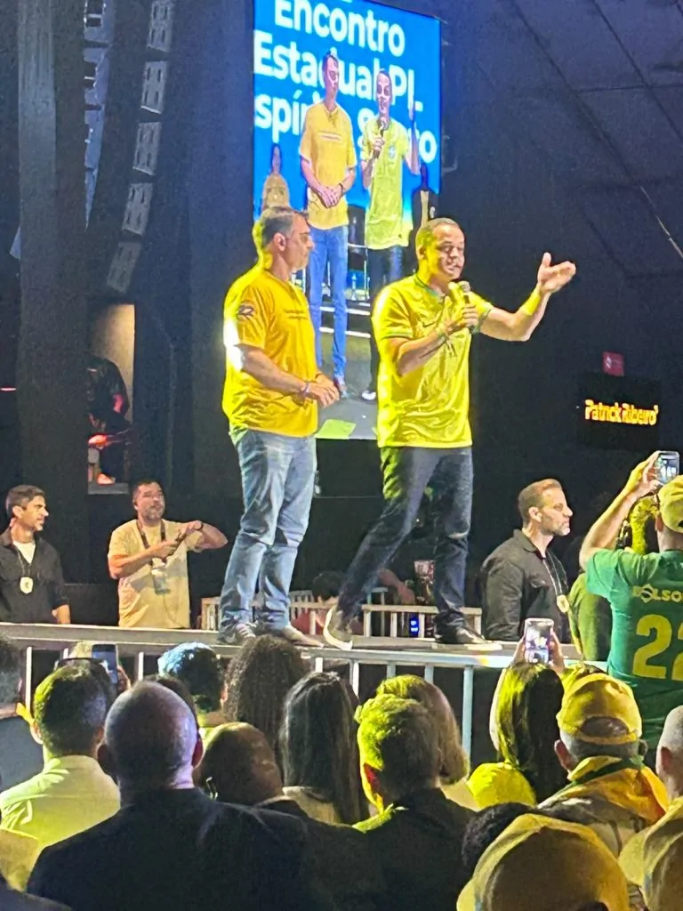 Pazolini pede que Flávio Bolsonaro leve modelo de Vitória para plano de governo federal