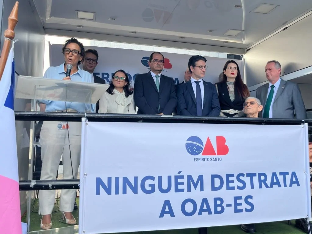 Mais de 300 advogados participam de ato da OAB-ES em defesa das prerrogativas da advocacia Mais de 300 advogados participam de ato da OAB-ES em defesa das prerrogativas da advocacia