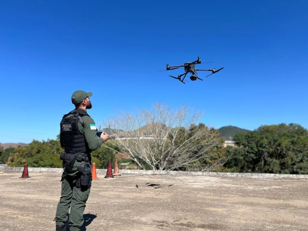 Presídios do ES recebem drone capaz de enxergar no escuro e localizar fugitivos Presídios do ES recebem drone capaz de enxergar no escuro e localizar fugitivos