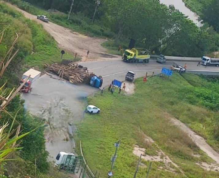 Caminhão com toras de eucalipto tomba e bloqueia rodovia no ES Caminhão com toras de eucalipto tomba e bloqueia rodovia no ES