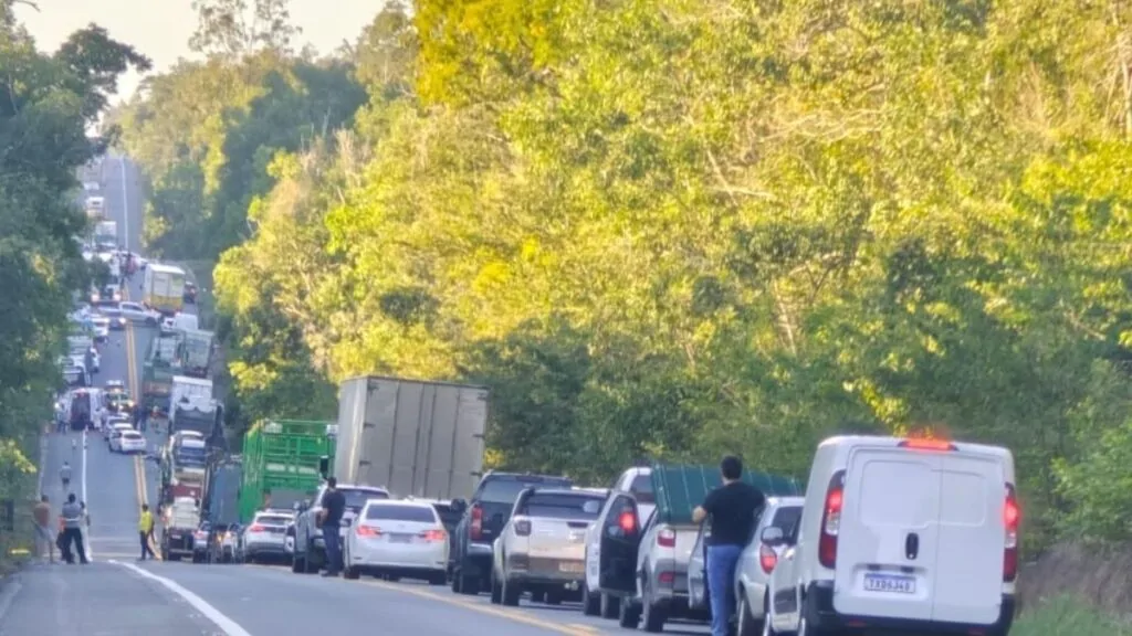 Motorista de caminhão fica em estado grave após engavetamento na BR-101 em Sooretama Motorista de caminhão fica em estado grave após engavetamento na BR-101 em Sooretama