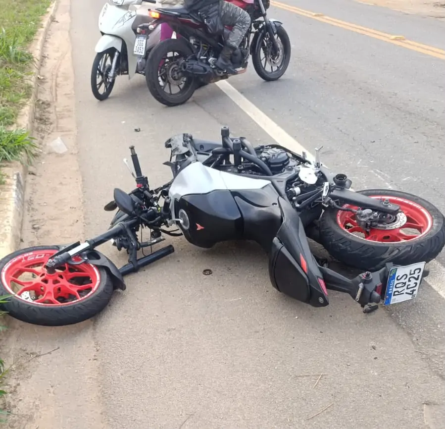 Motociclista morre e outro fica gravemente ferido após colisão com caminhão em Colatina