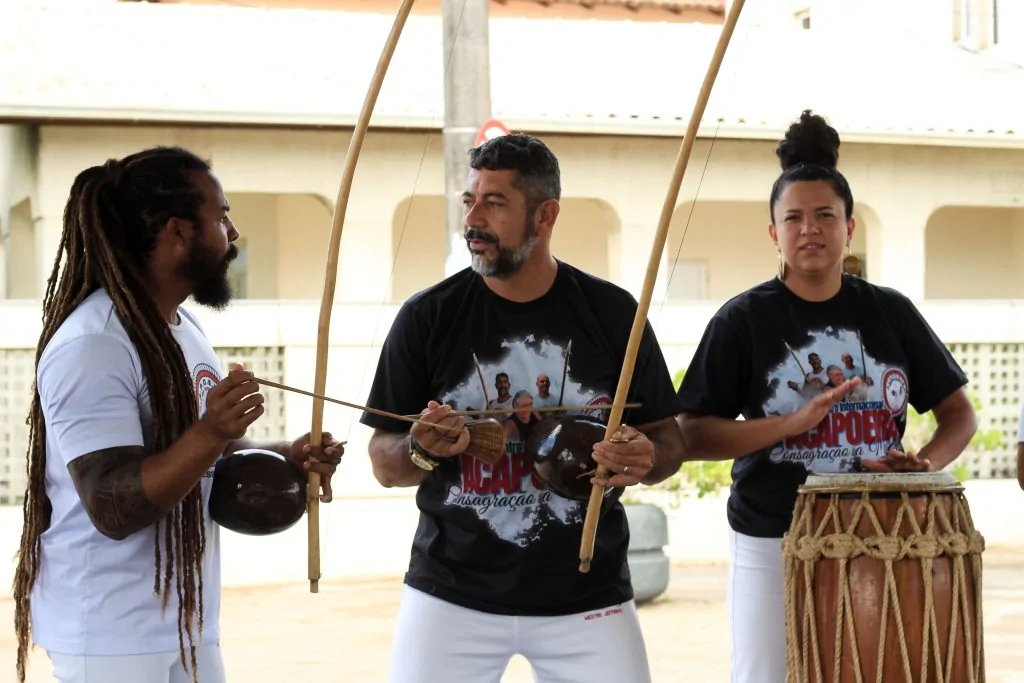 Capoeira em Manguinhos Serra reúne mestres de vários países em evento cultural gratuito