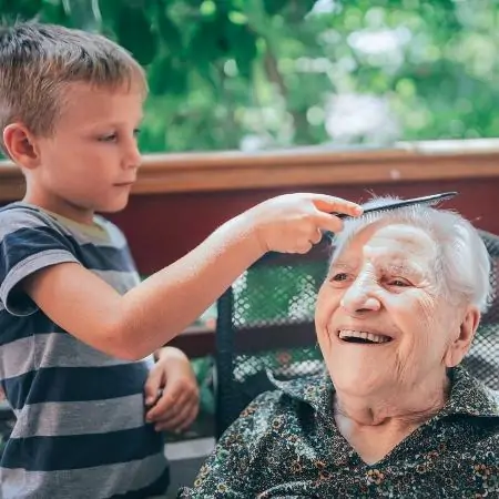 Dia do Homem: o que a masculinidade bíblica ensina sobre cuidar da vida - menino penteando o cabelo da avó