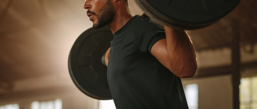 Dia do Homem: o que a masculinidade bíblica ensina sobre cuidar da vida - homem fazendo exercício físico