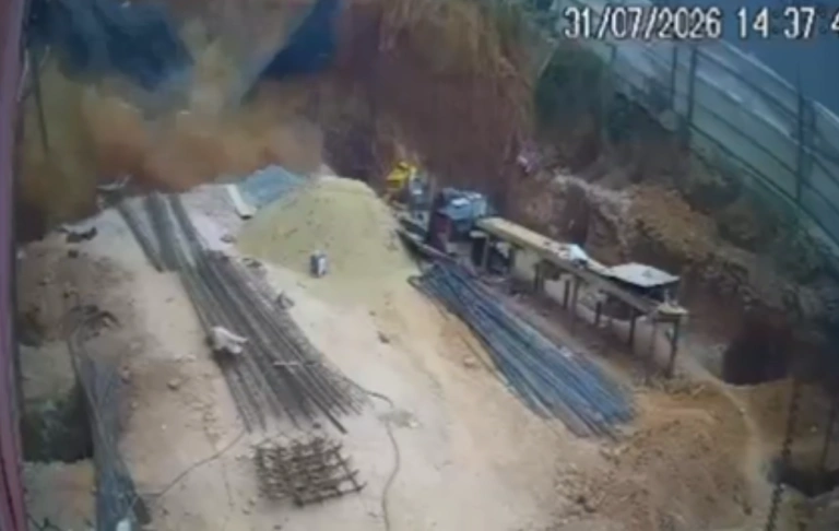 Vídeo mostra momento em que barranco desaba e soterra trabalhadores em Cariacica